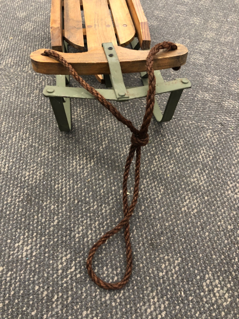 VTG-STYLE DECOR SLEIGH.