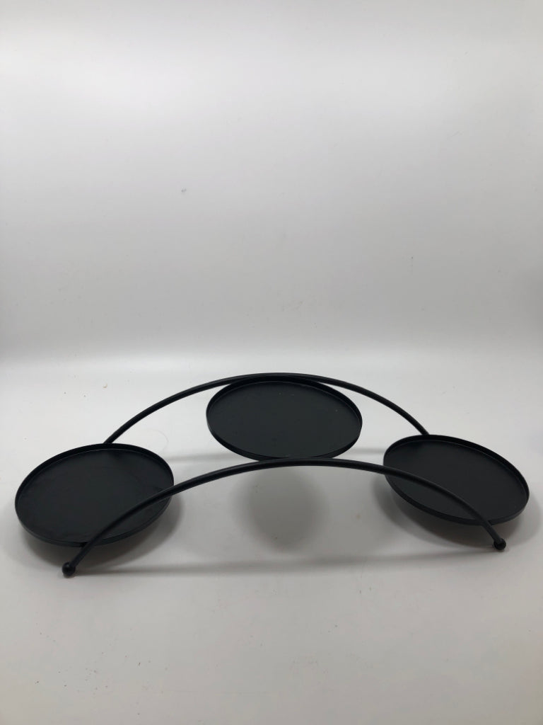 3-SECTION ARCHED METAL CANDLE HOLDER.