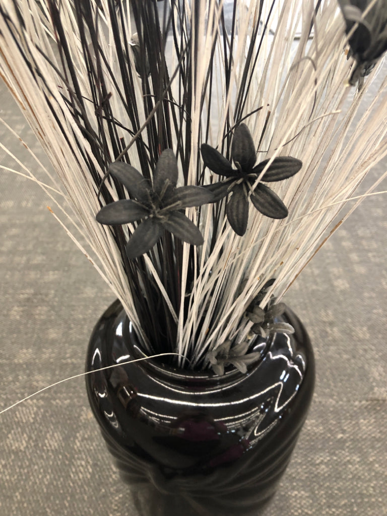 BLACK VASE W BLACK+ WHITE FAUX GRASS.