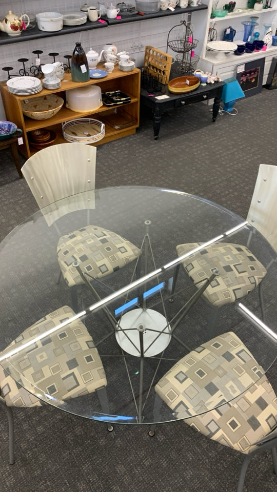 GLASS-TOP METAL TABLE WITH 4 CHAIRS.