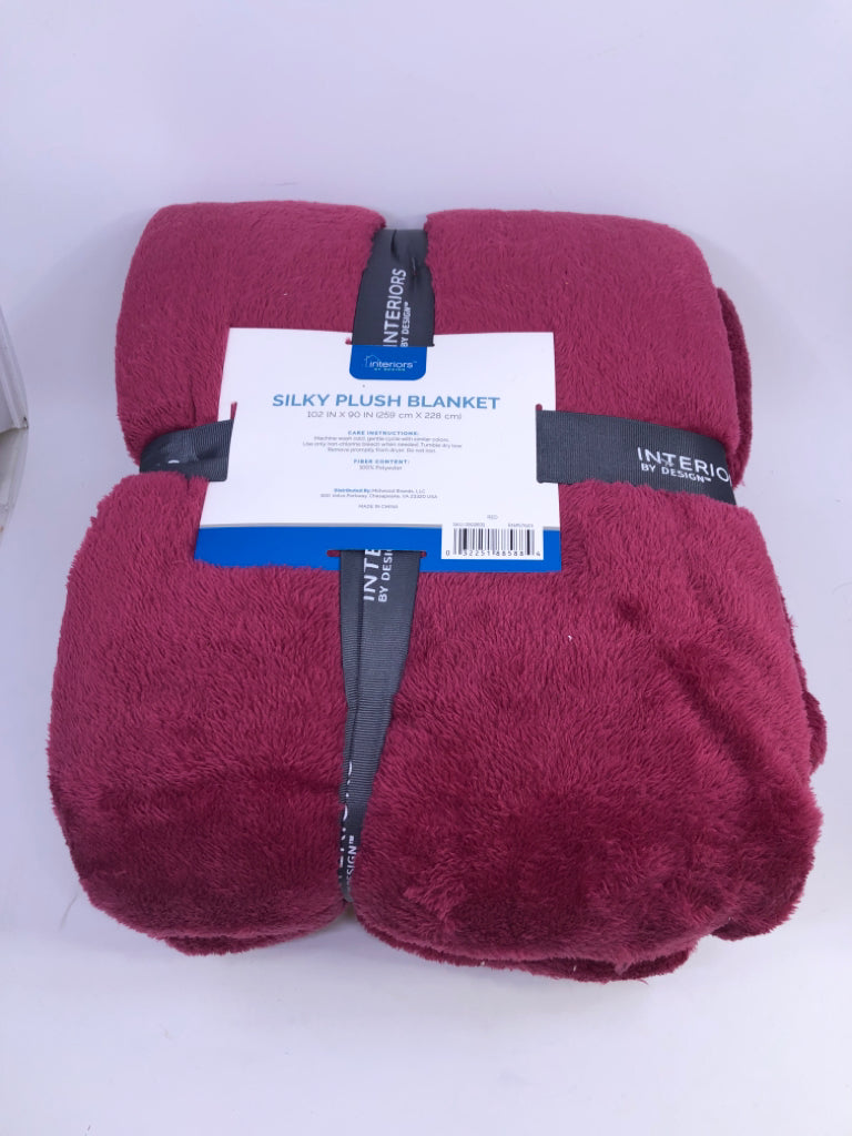 NIP RED PLUSH KING SIZE BLANKET.