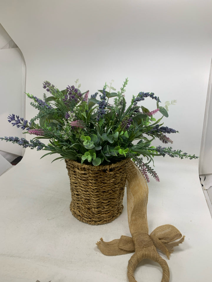 BASKET W/ FAUX FLOWERS/LEAVES WALL HANGING.