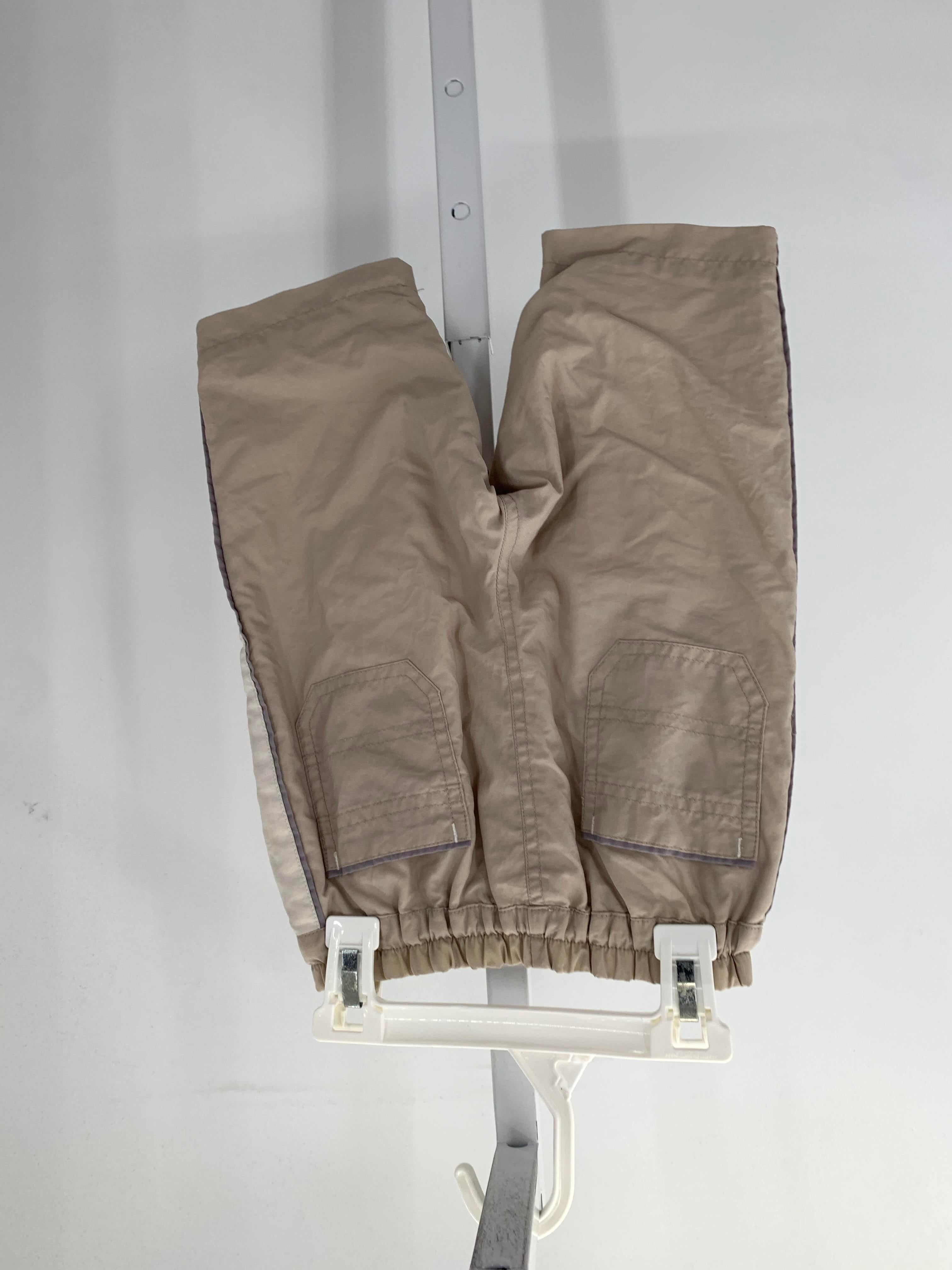 ELASTIC WAIST LINED WINDBREAKER.