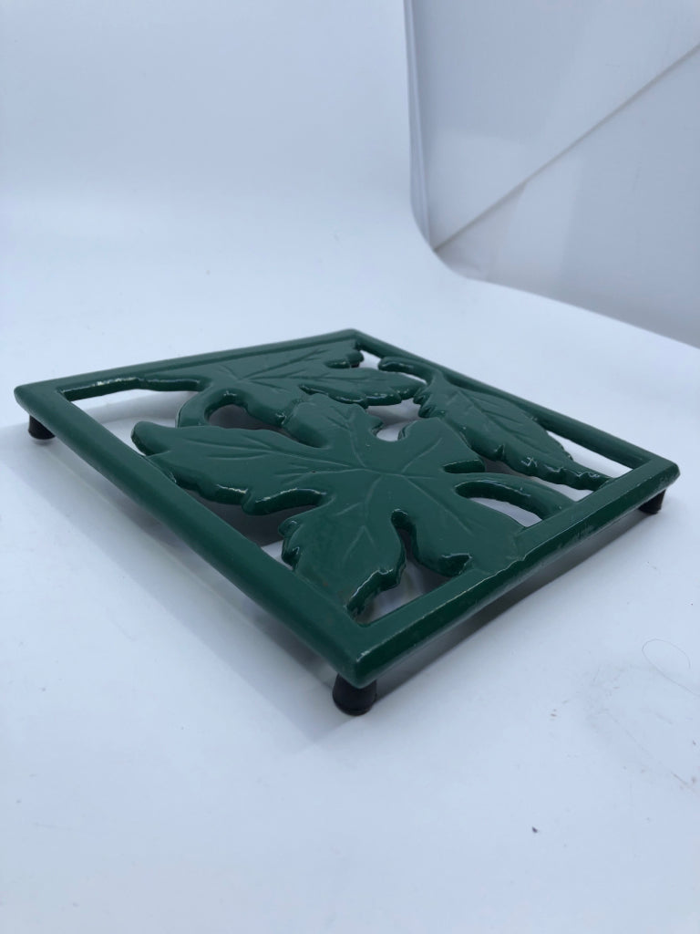 GREEN METAL LEAVES TRIVET.