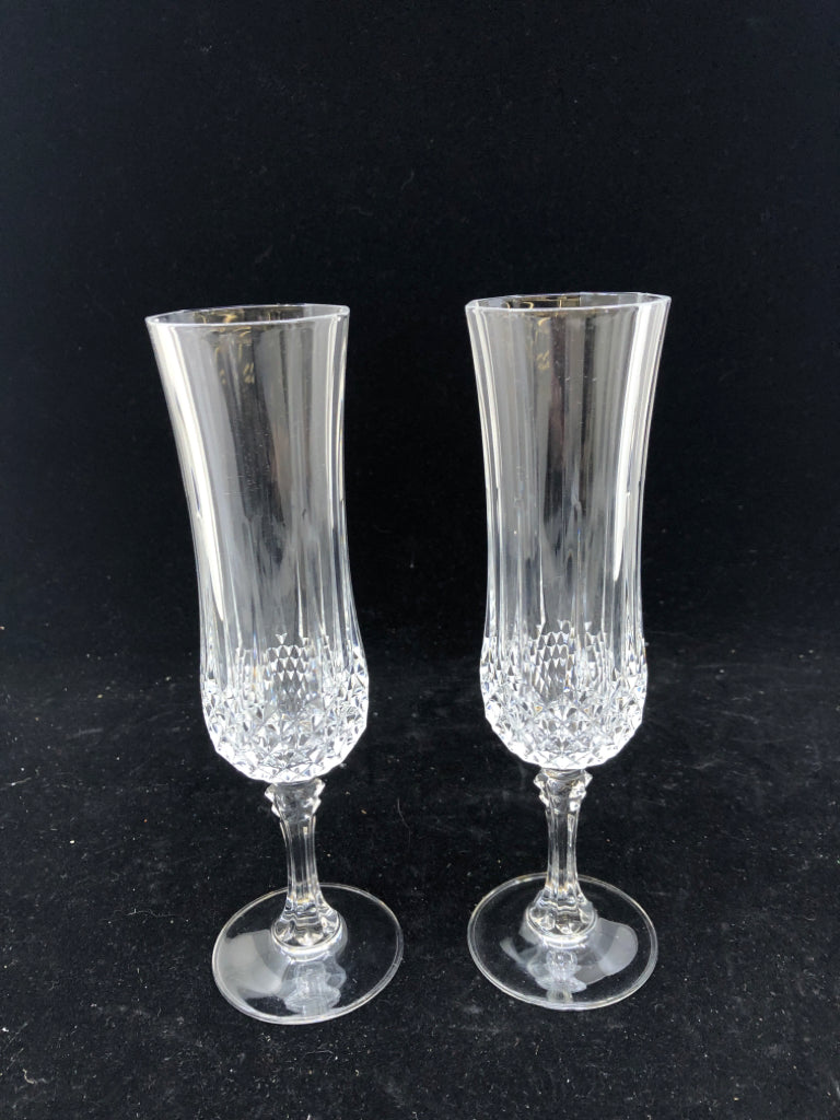 2 DIAMOND CUT GLASS CHAMPAGNE GLASSES.