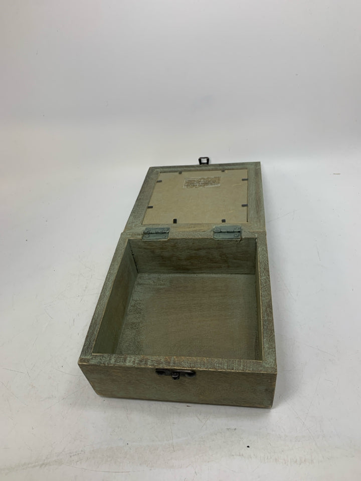 DISTRESSED GREEN BOX W/ CUTOUT MIRROR INLAY BOX.