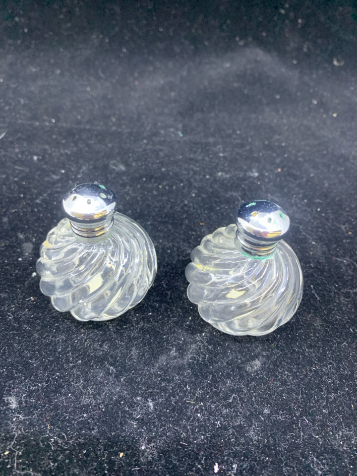 2 SMALL CLEAR ROUND SALT AND PEPPER SHAKERS.