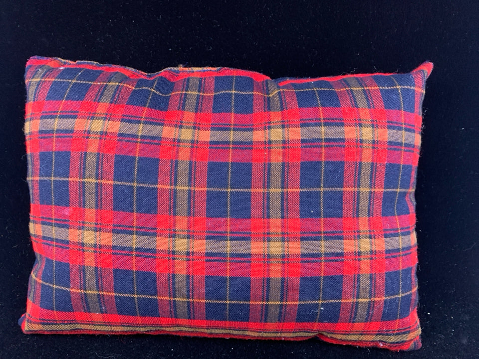 RED PLAID RECTANGLE PILLOW.