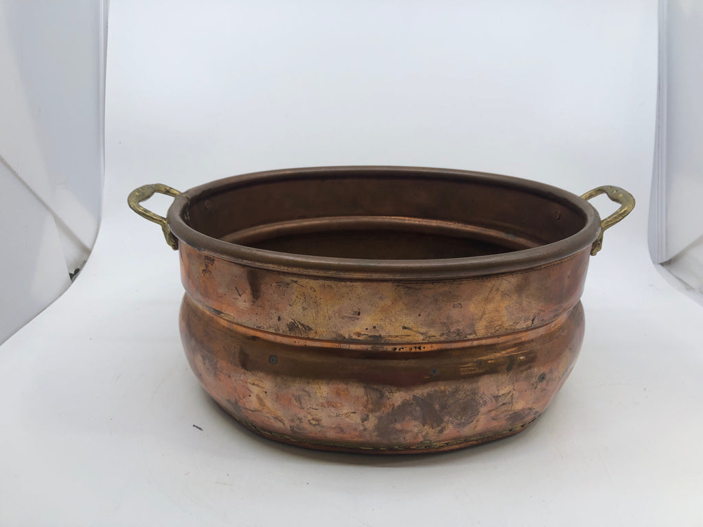 OVAL COPPER PLANTER W/ HAMMERED DETAILED BOTTOM.