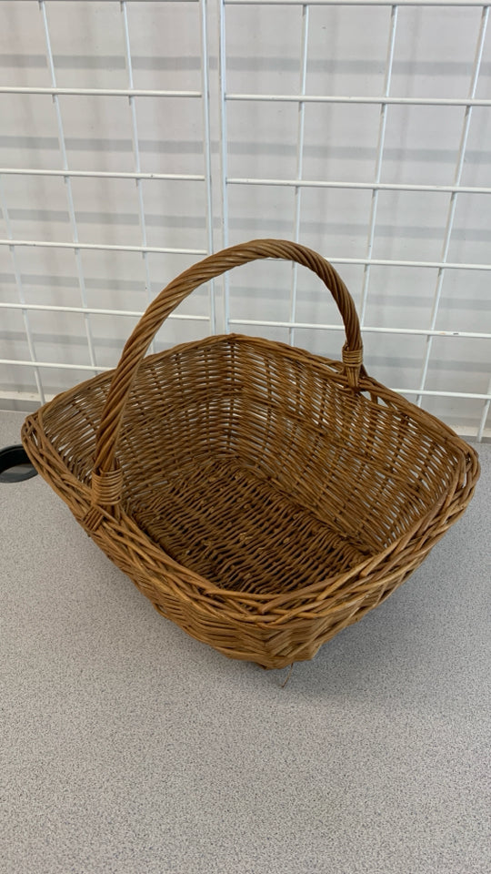 WICKER BASKET W/HANDLE.