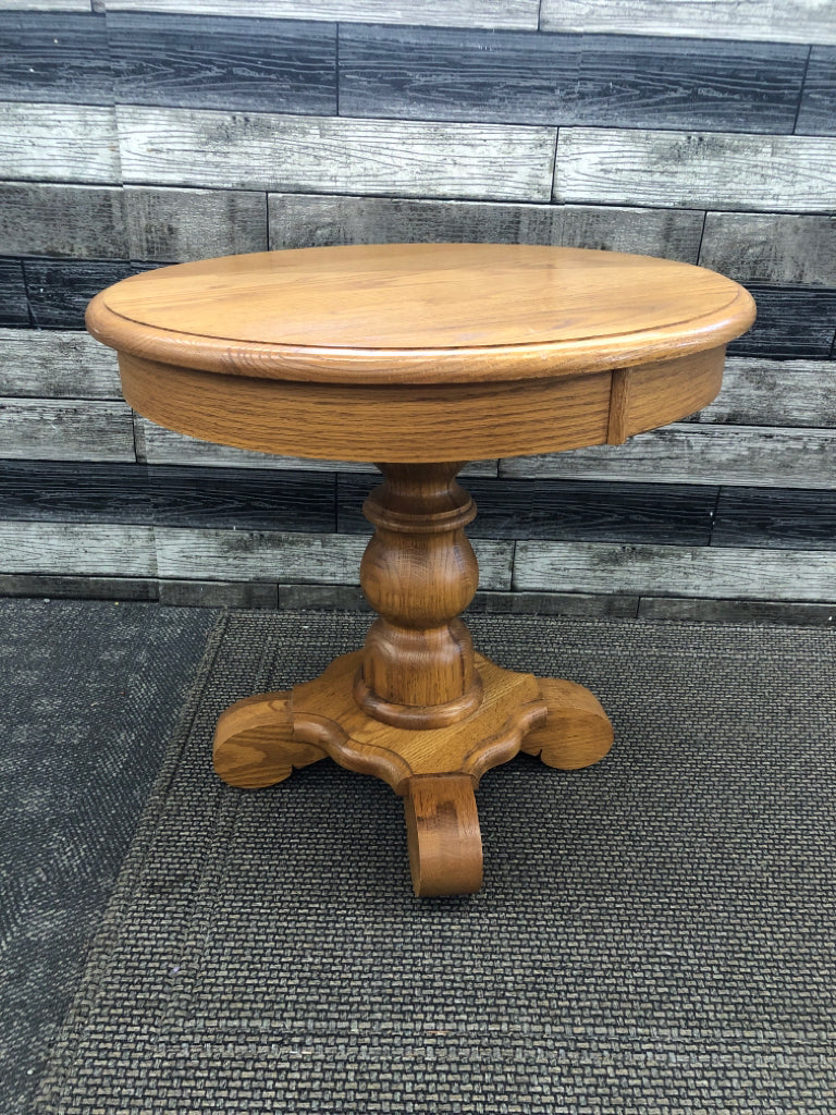 SMALL ROUND OAK WOOD SIDE TABLE.