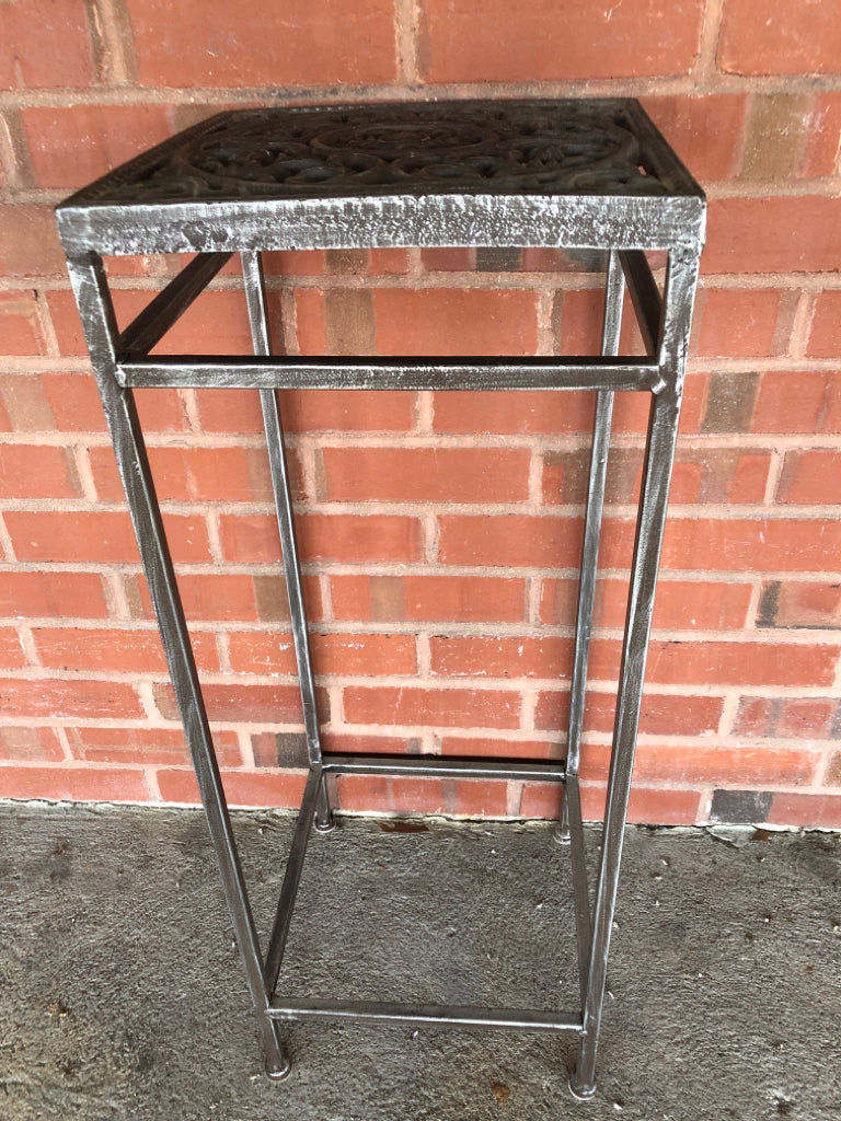 HEAVY METAL MEDALLION PATTERN PLANT STAND.