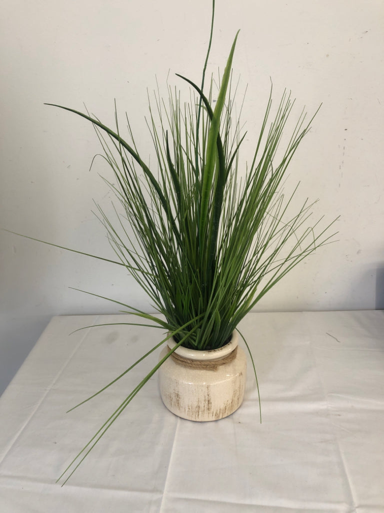 CREAM DISTRESSED PLANTER W FAUX GRASS.