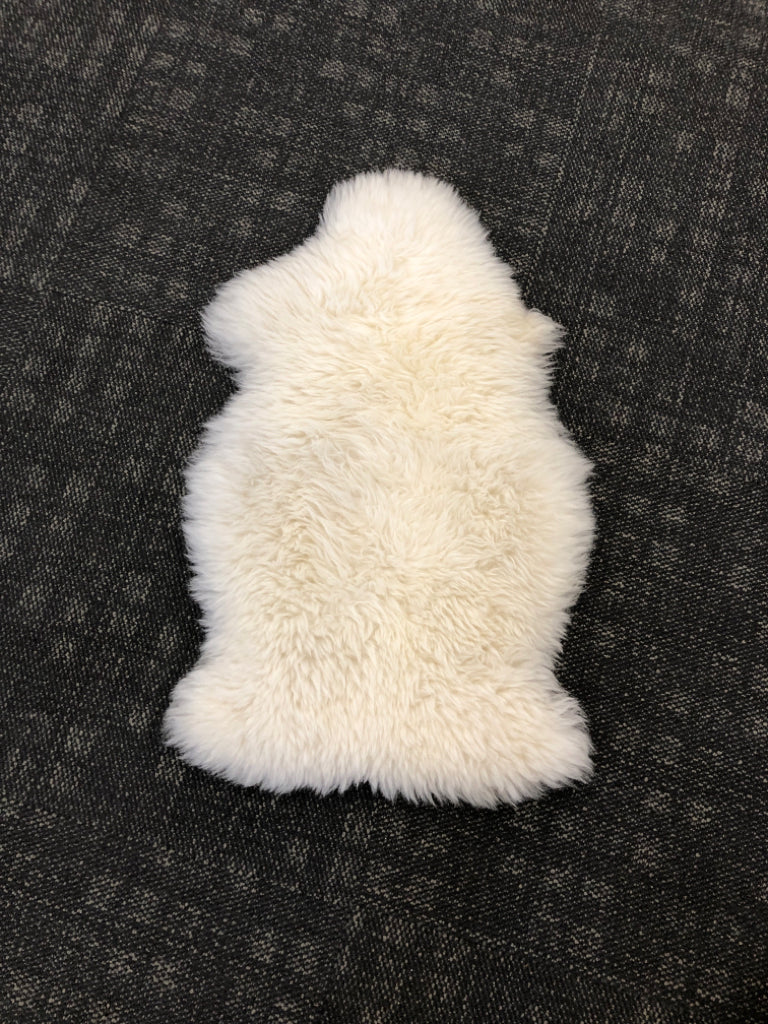 WHITE FLUFFY SHEEPSKIN RUG.