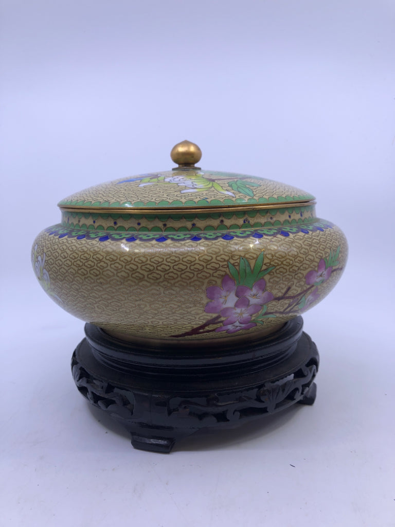ROUND METAL FLORAL URN SHELF DECOR W/PLASTIC BASE.