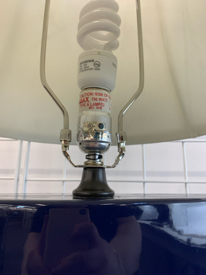 BLUE CERAMIC BASE LAMP W/WHITE SHADE.