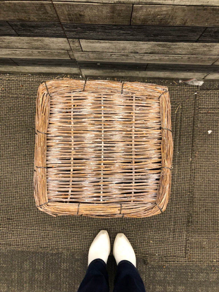 WOVEN UMBRELLA/ FLOOR BASKET.