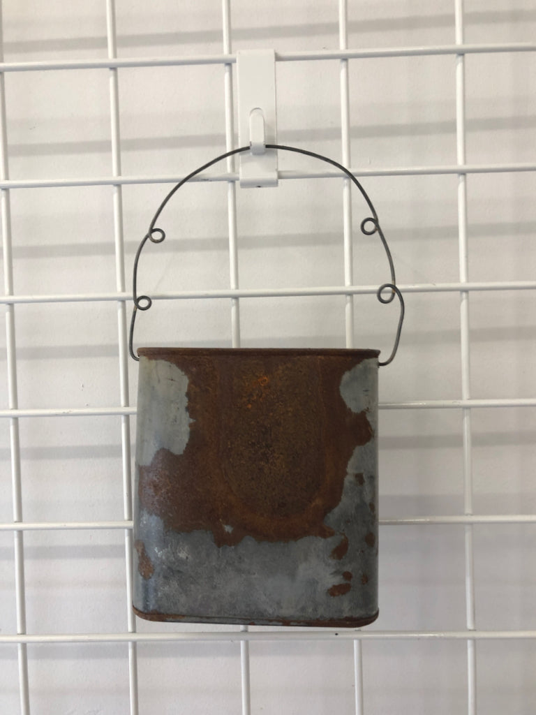 RUSTIC METAL BASKET WALL POCKET.