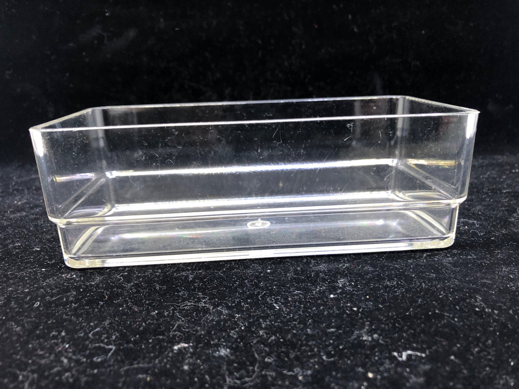 6 CLEAR RECTANGLE STACKING TRAYS.