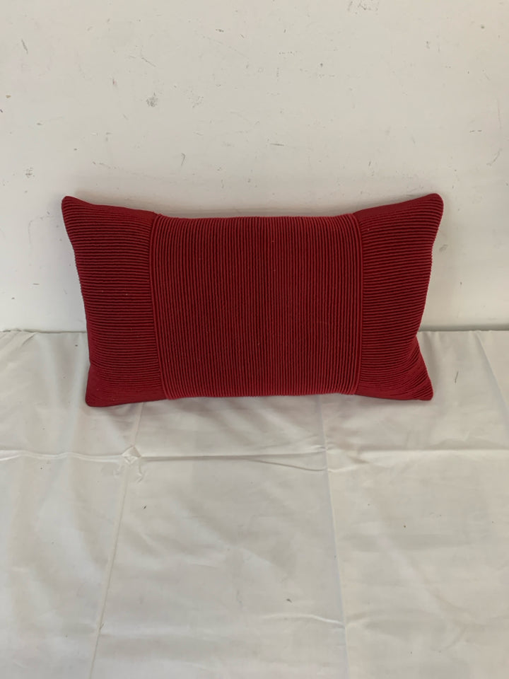 RED RECTANGLE RIBBED PILLOW.