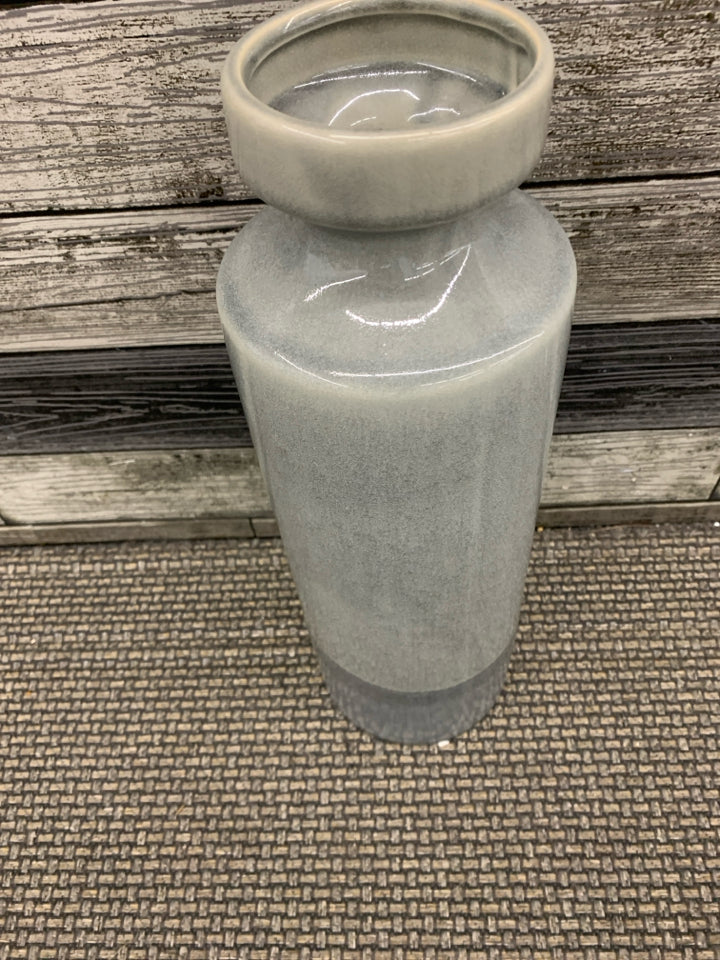 SM DISTRESSED GRAY CERAMIC VASE.