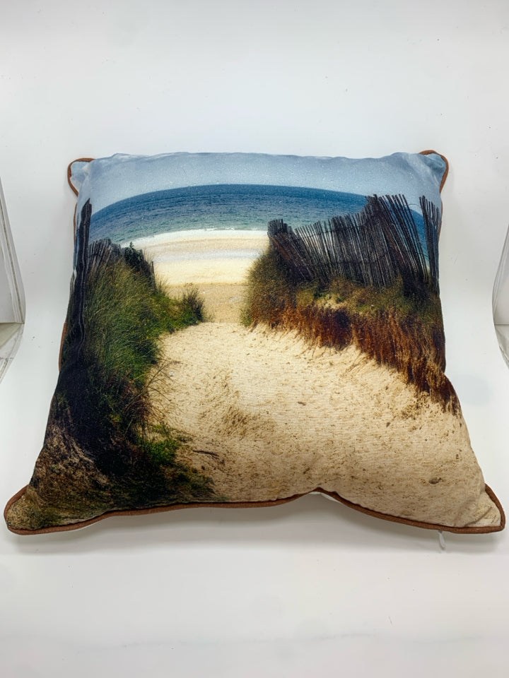 BEACH SCENE ACCENT PILLOW.