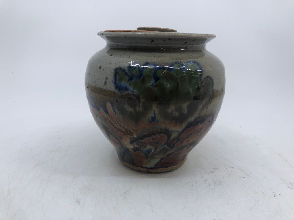 GREY SPECKLED POTTERY CANISTER W/ MULTI-COLORED DESIGN.