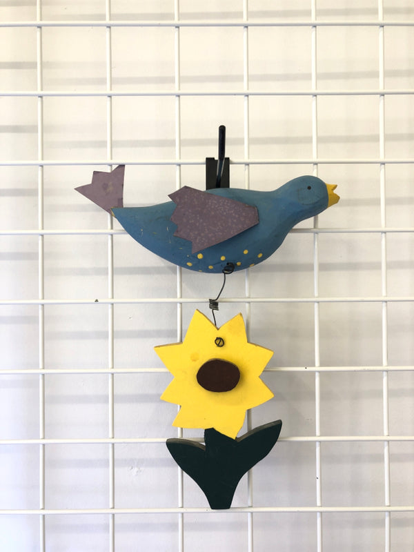 WOODEN BIRD AND SUNFLOWER WALL HANGING.