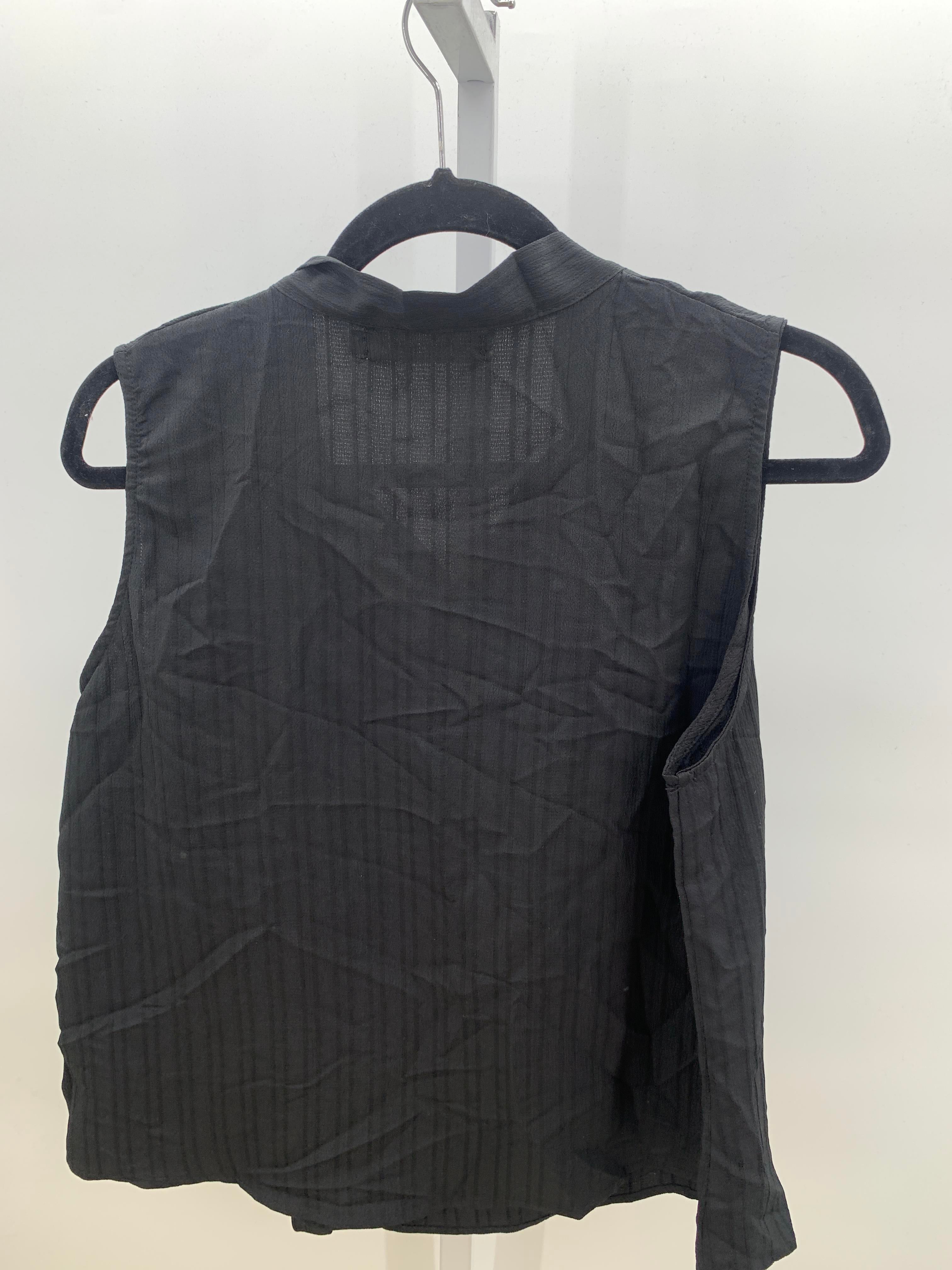 Size Medium Juniors Sleeveless Shirt