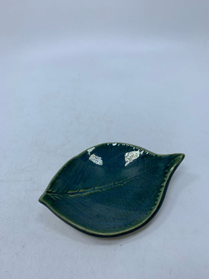 FOOTED GREEN/BLUE LEAF SHAPED JEWELRY CATCH.