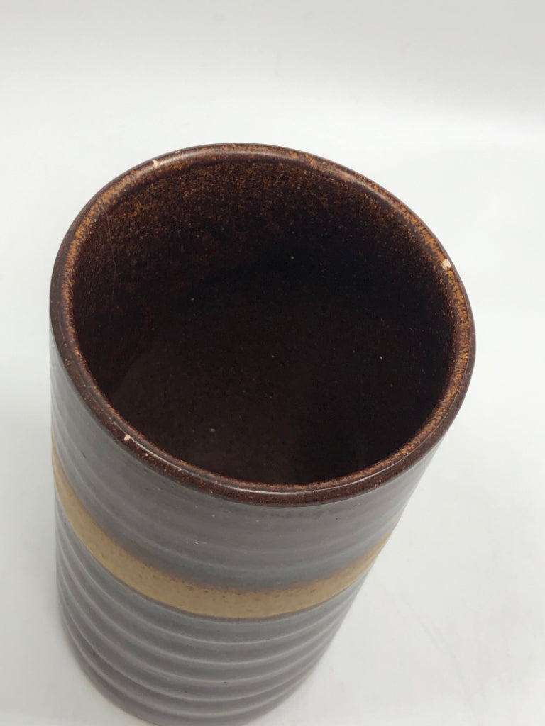 BROWN SPECKLED STONEWARE CUP VASE.