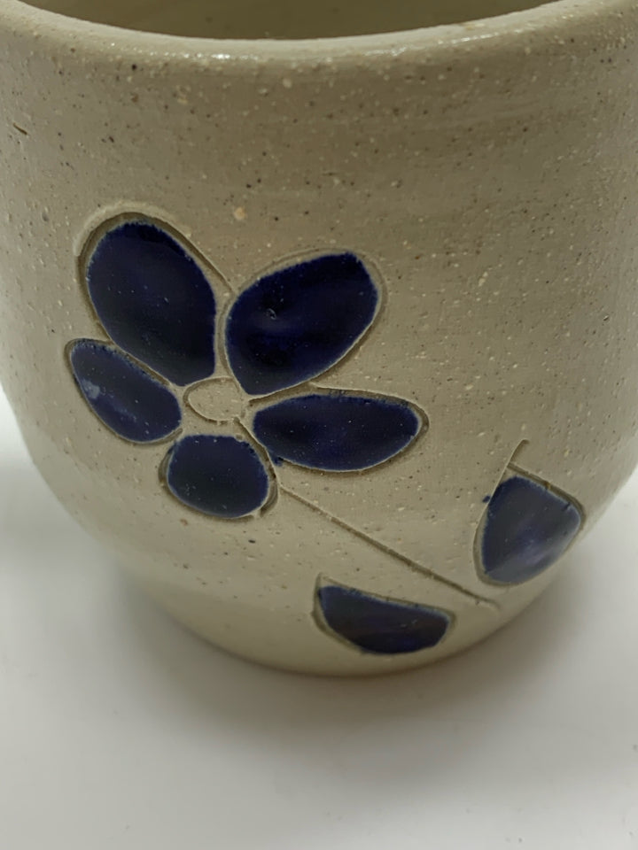 WILLIAMSBURG POTTERY MUG W/BLUE FLOWER.