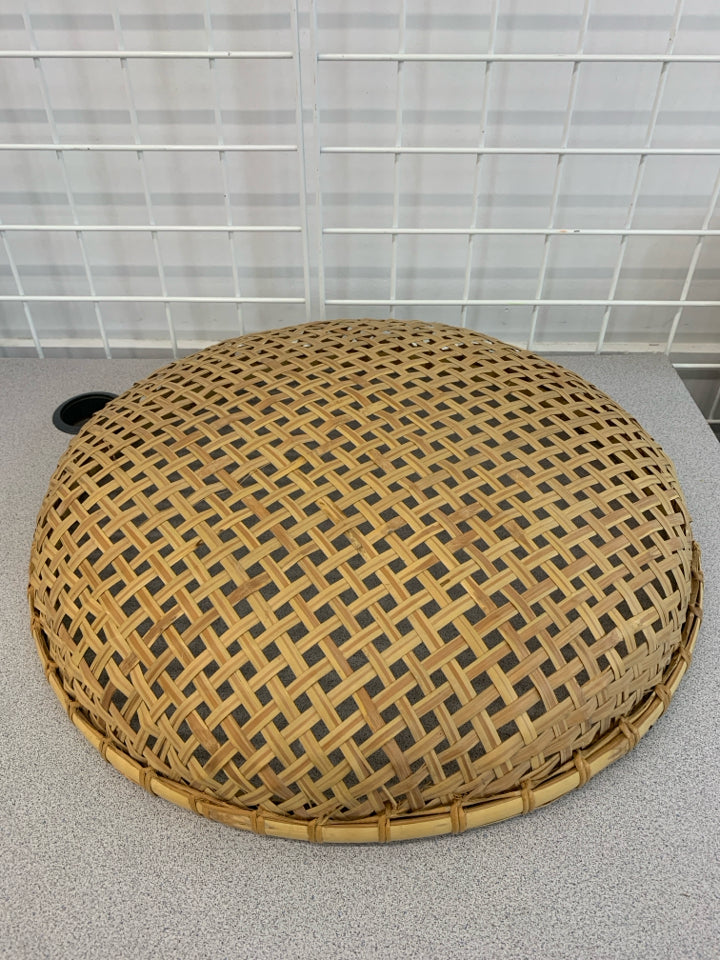 LIGHT WICKER SHALLOW ROUND BASKET/TRAY.