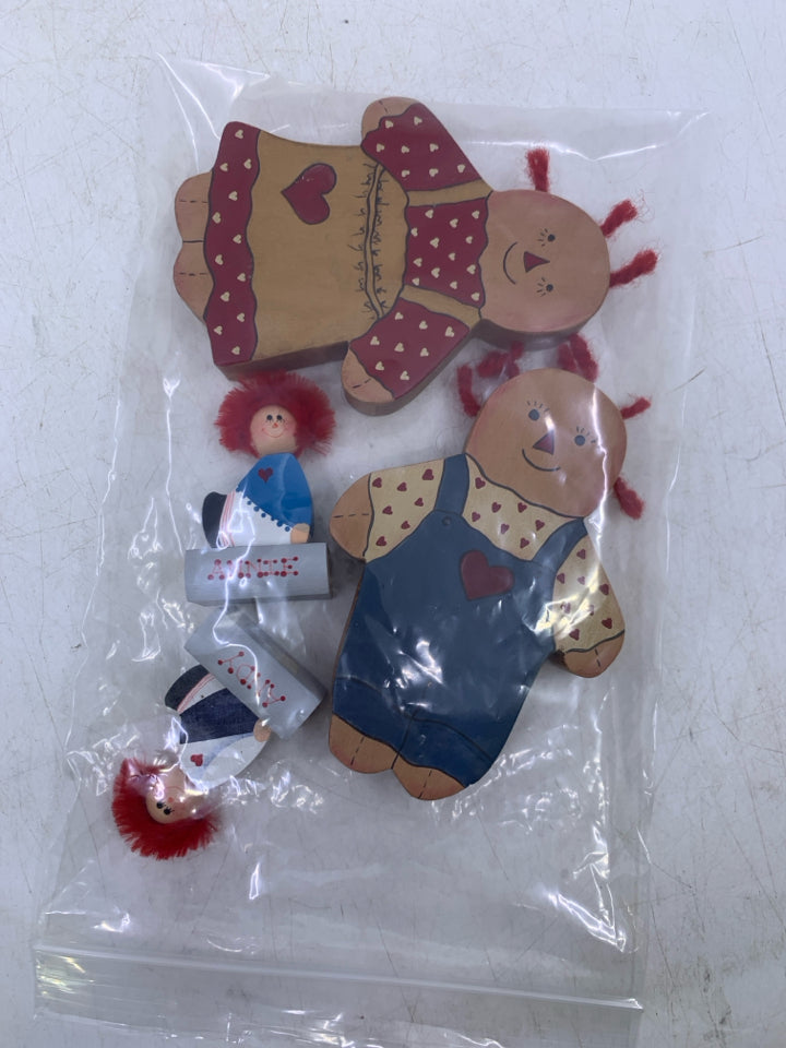 4 WOOD ANNIE & ANDY RAGGITY ANN FIGURES IN BAG.