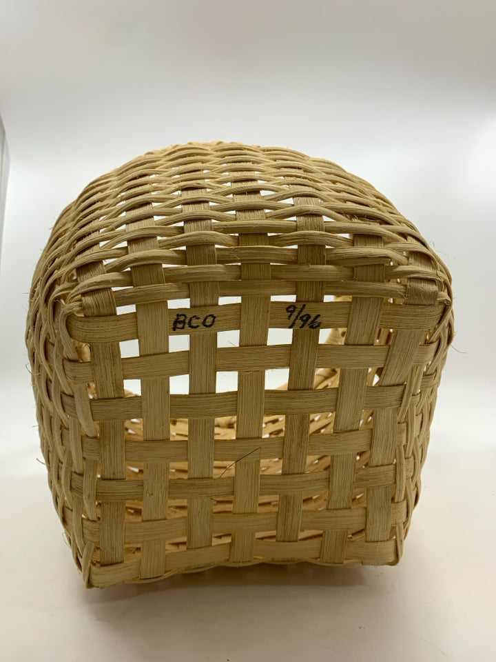 LIGHT WICKER ROUND BASKET W/HANDLE.
