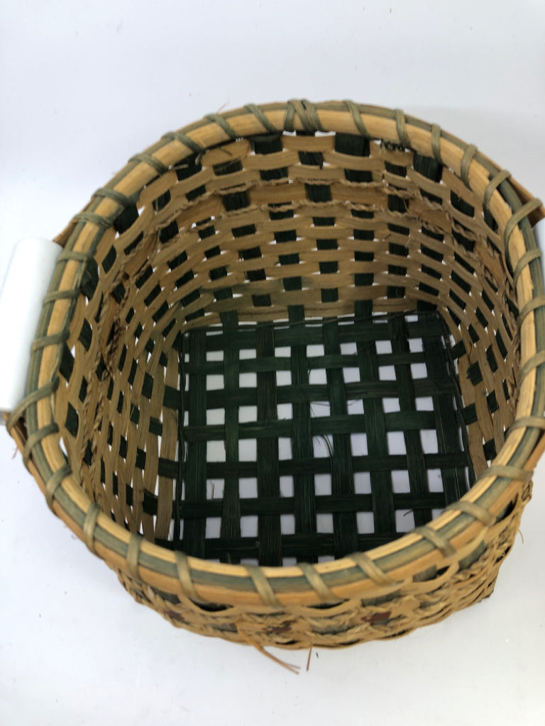 BLONDE/GREEN APPLE WEAVE BASKET WITH CERAMIC WHITE/APPLE HANDLES.