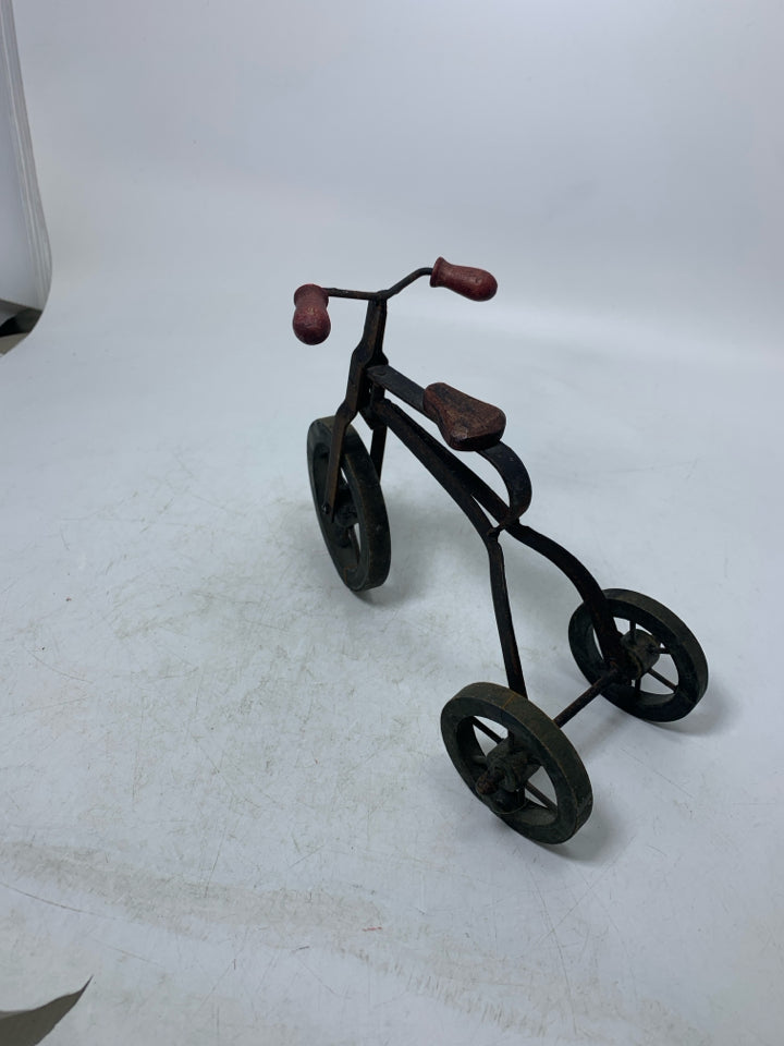 RUSTIC METAL TRICYCLE DECOR.