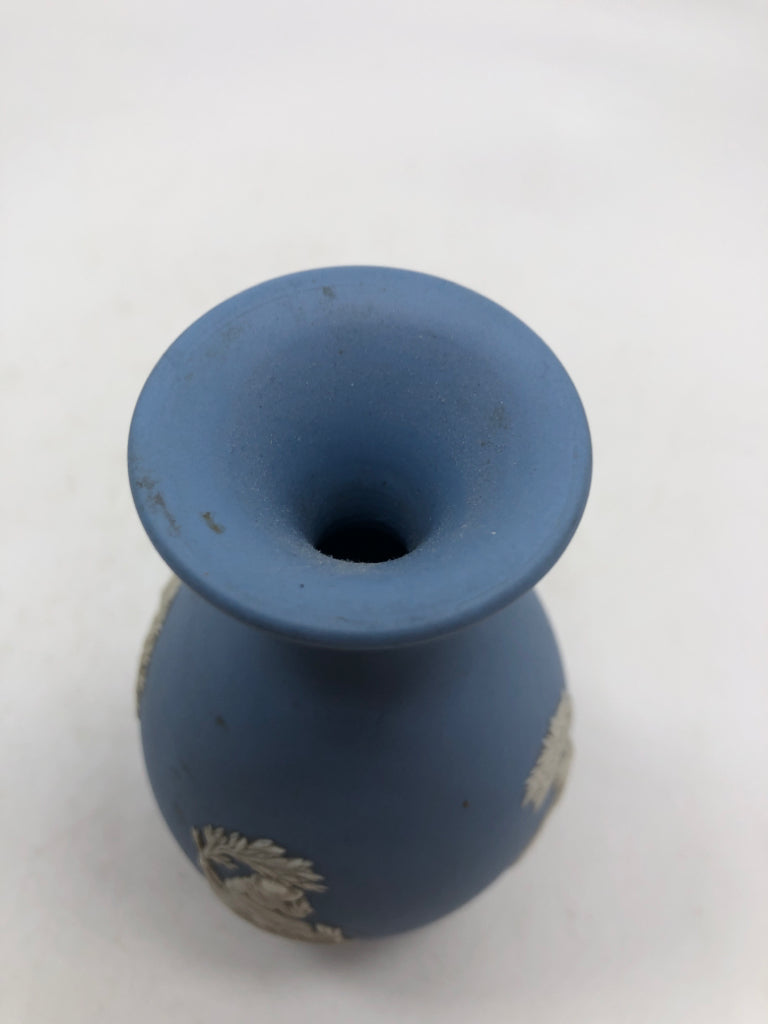 SM BLUE JASPERWARE WEDGWOOD VASE.