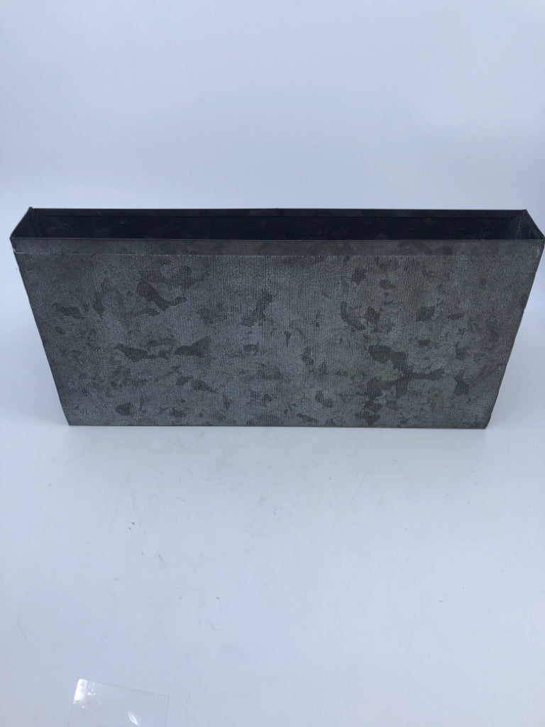 GALVANIZED METAL DIVIDED ORGANIZER.