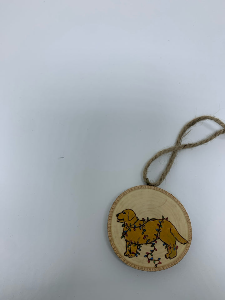 SMALL WOOD SLAB W/ PAINTED GOLDEN RETRIEVER.