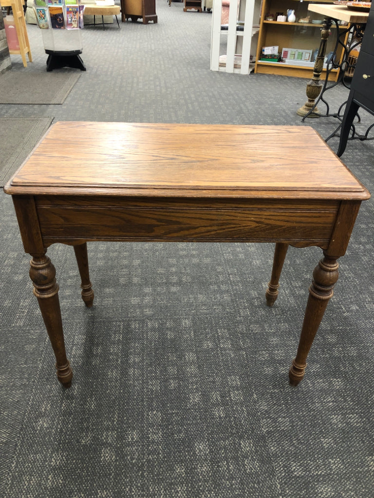 WOOD RECTANGLE TABLE W/ SPINDLE LEGS.