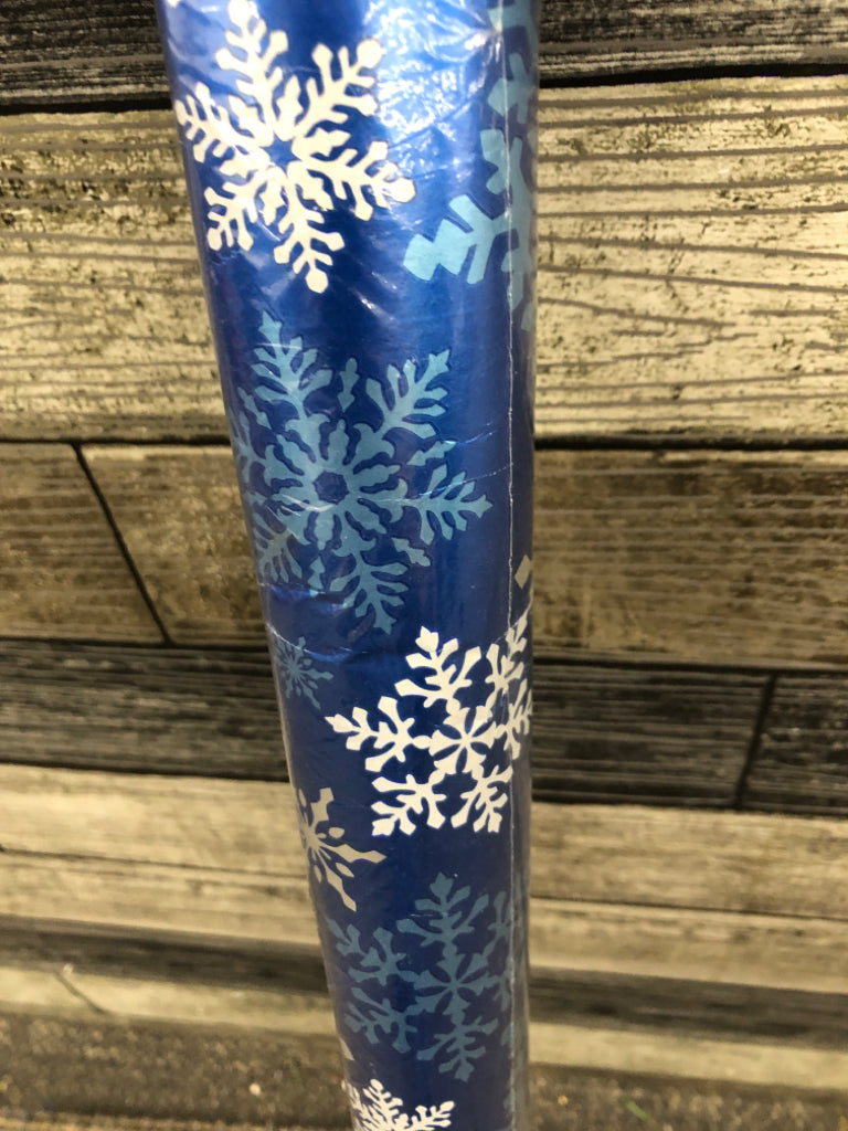 NIP SNOWFLAKE WRAPPING PAPER.