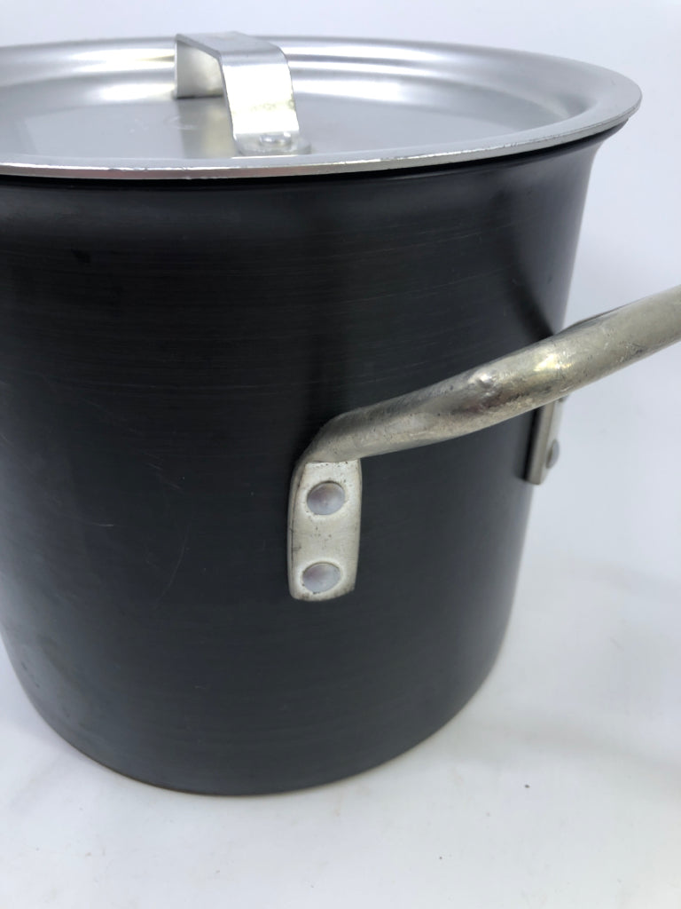 METAL STOCK POT W SILVER LID.