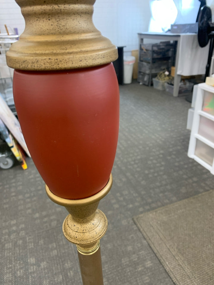 RED/GOLD SPECKLED LAMP W/TAN SHADE.