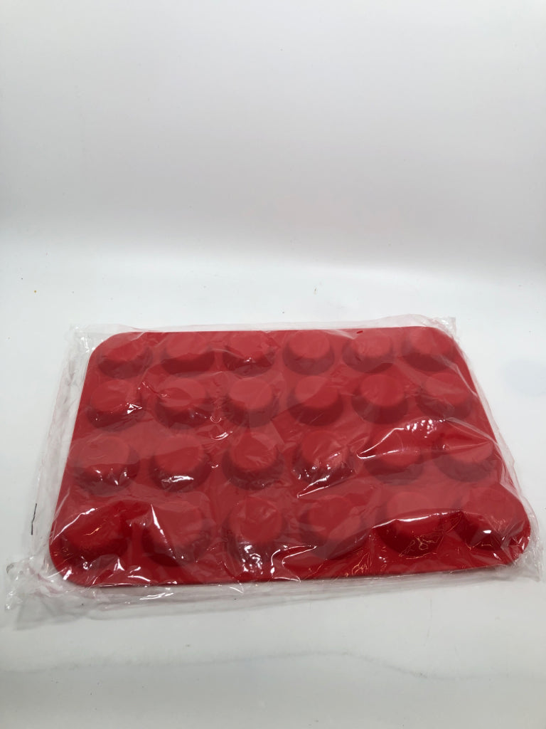 NIP MINI CUPCAKE SILICONE TRAY.