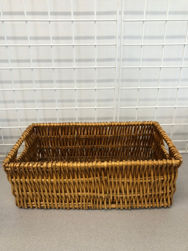 RECTANGLE WICKER BASKET W/HANDLES.