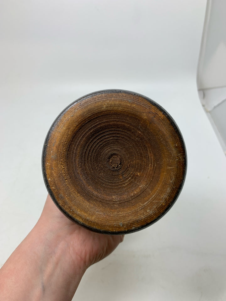 FOOTED WOOD CARVED VASE W/ FLOWERS.