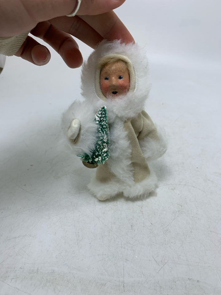BYER'S CHOICE GIRL W/ WHITE COAT HOLDING TREE 1992.