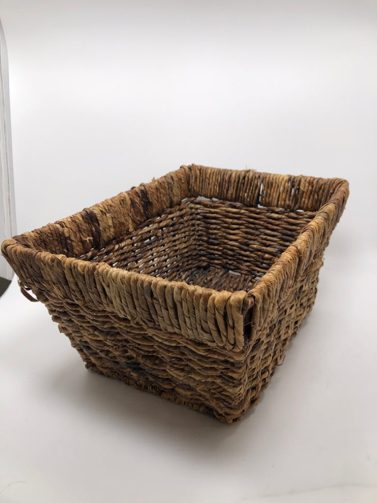 WOVEN RECTANGLE BASKET.