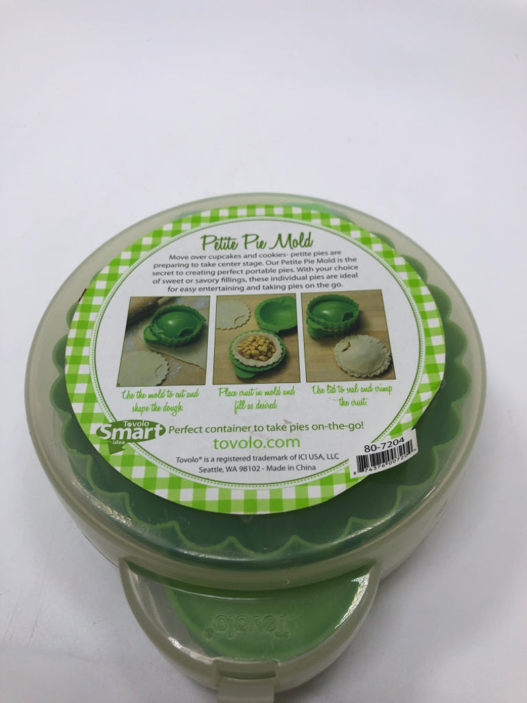 NIP APPLE PIE MOLD W/RECIPES
